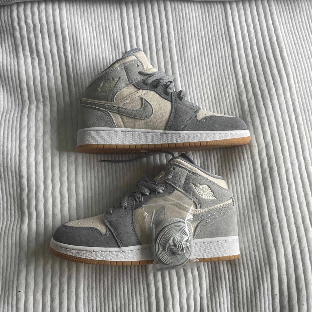 Air Jordan 1 (GS) Coconut Milk Particle Grey